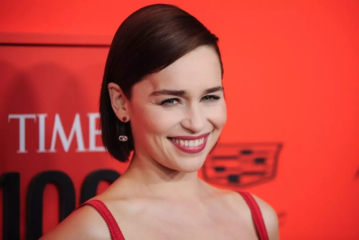 Emilia Clark díxolle que a axudou máis cómoda de sacar espida