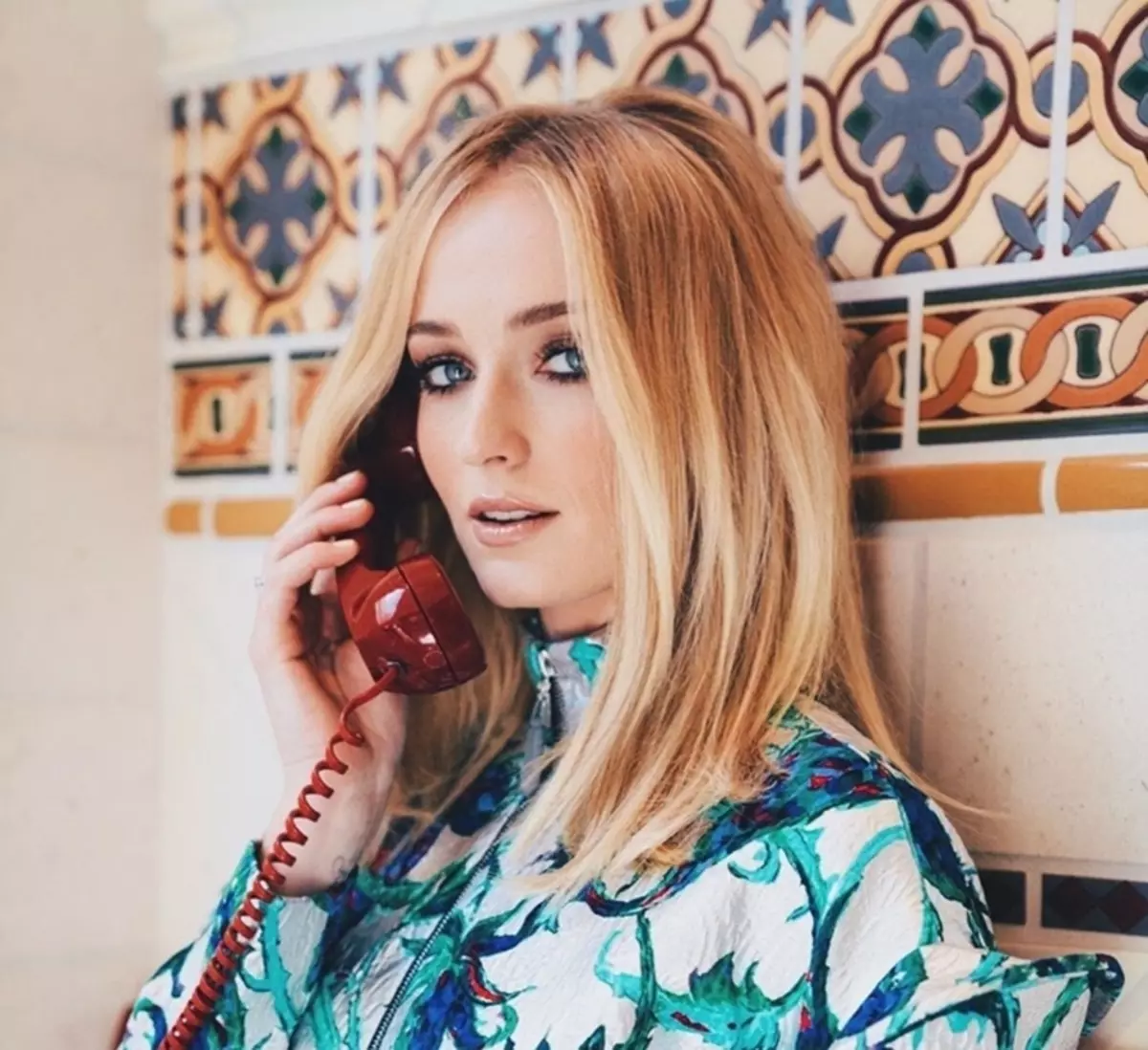 Sophie Turner sa musel obrátiť na psychoterapeutu, keď bola nútená schudnúť