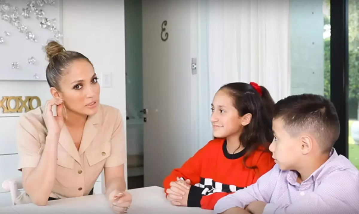 Jennifer Lopez memohon maaf kepada rakan-rakan untuk kanak-kanak untuk membesarkan kanak-kanak