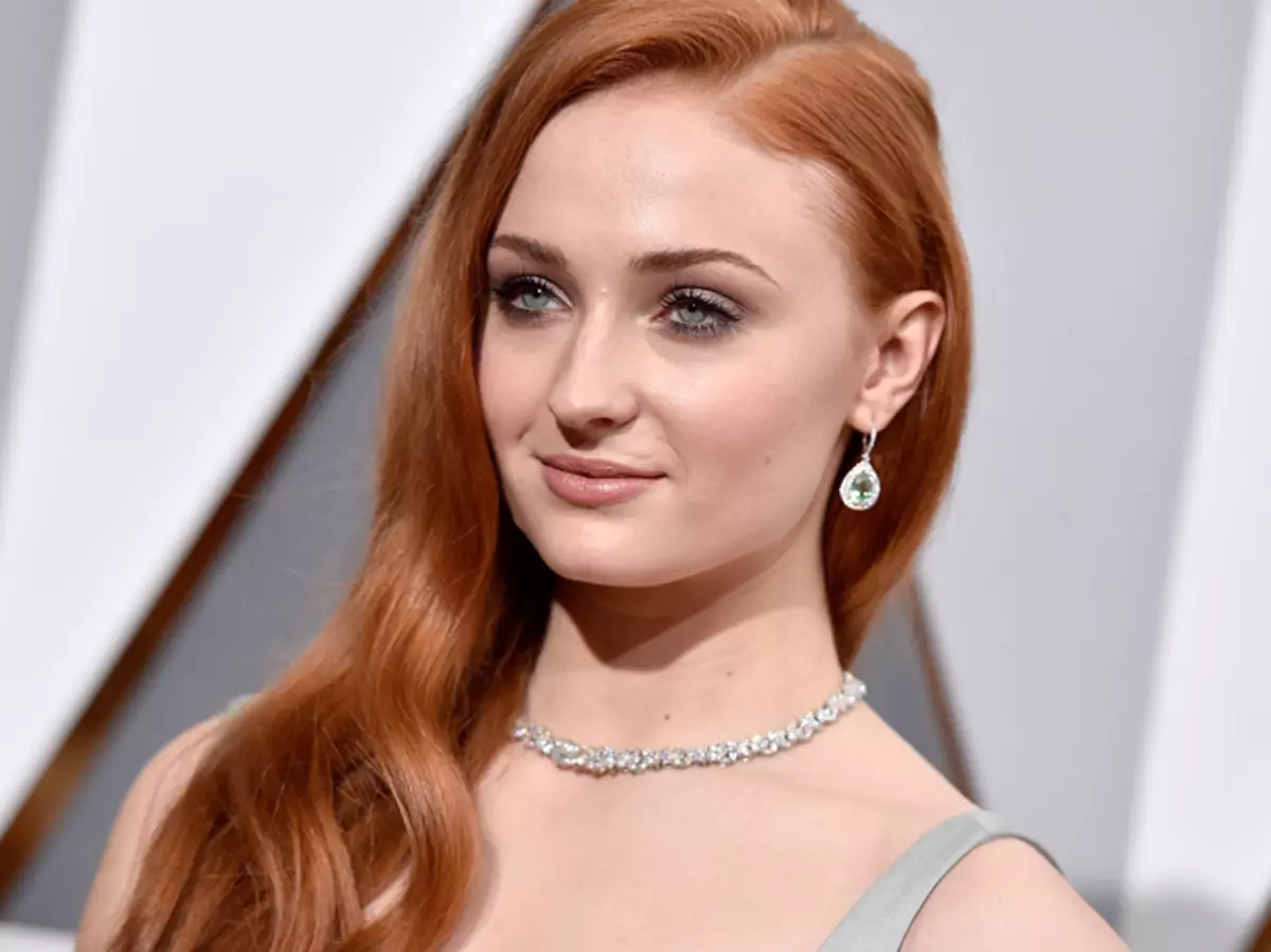 "Kuv xav txog kev tua tus kheej": Sophie Turner qhia txog qhov tsis zoo ntawm lub yeeb koob rau nws lub hlwb