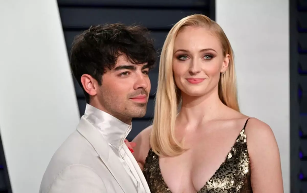 Joe Jonas iffirma ftehim ta 'nuqqas ta' żvelar mal-produtturi tal-logħob tat-tron minħabba Sophie Turner