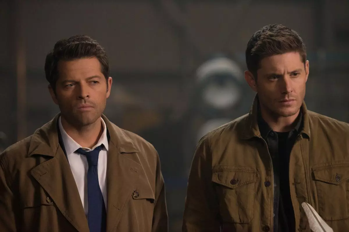 Misha Collins plaĉas kun la fatala ago de Castiel en la freŝa serio "Supernatural"