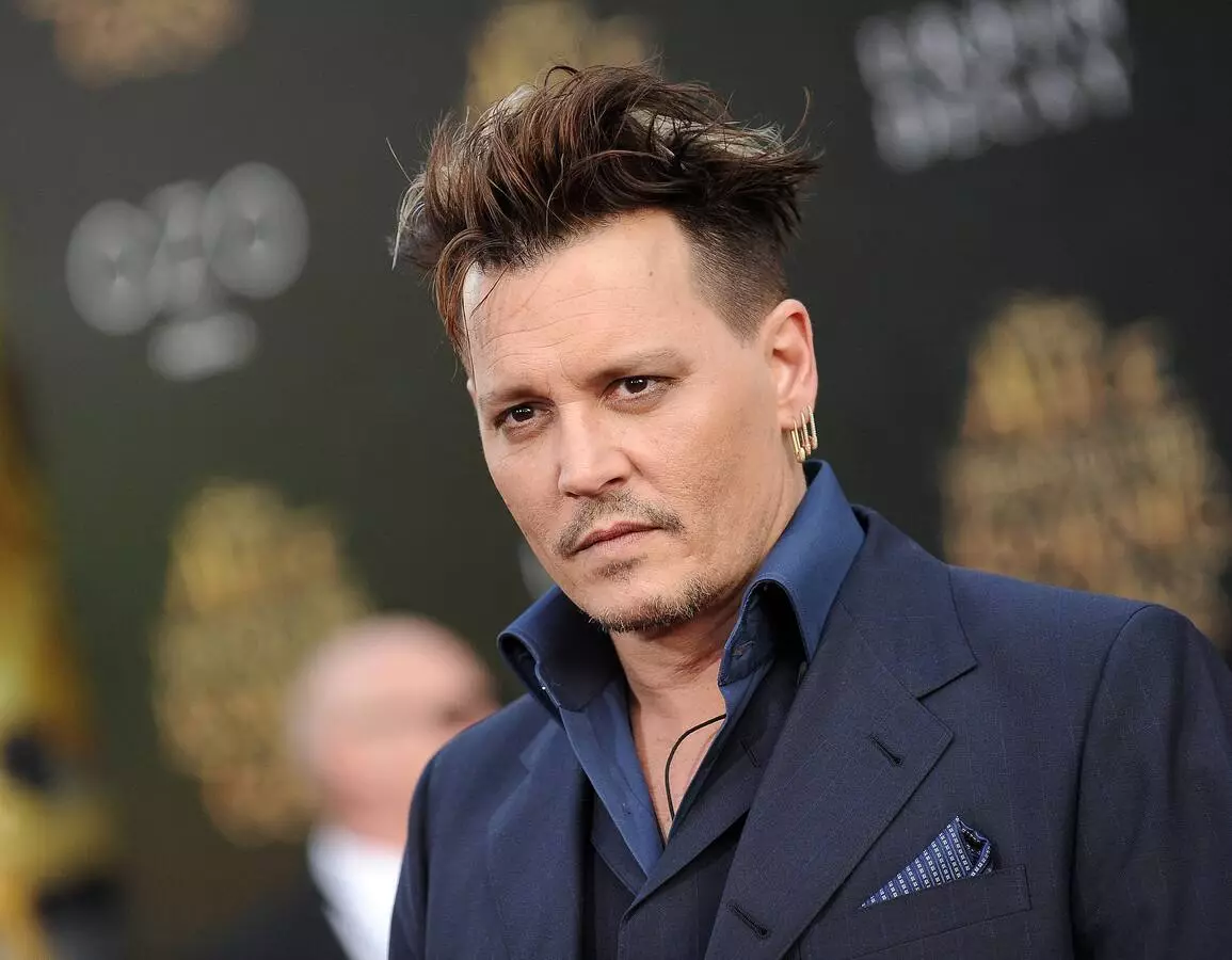 Johnny DEPP ให้หลักฐานว่าเขาไม่ได้ยกมือขึ้นกับอำพัน Hurd