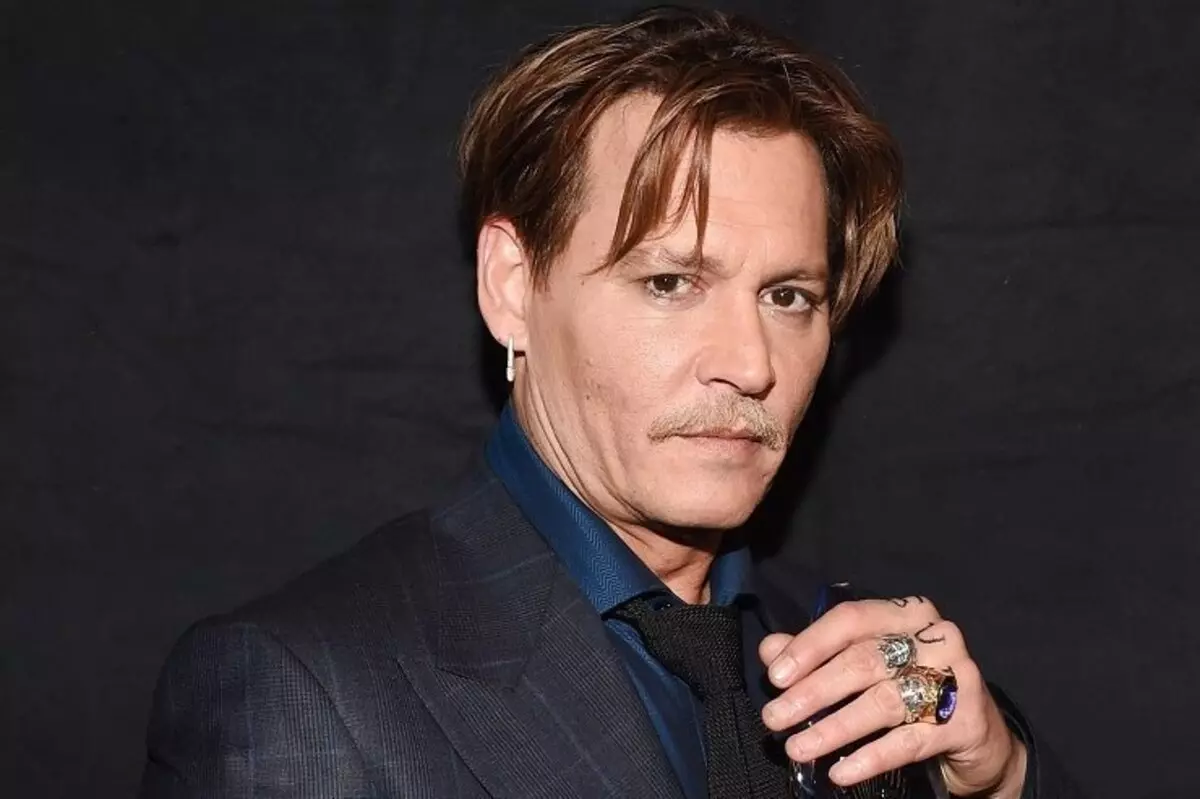 Johnny Depp Sued Amber Herd, wanda ya yi zargin tsohon mace cikin tashin hankali