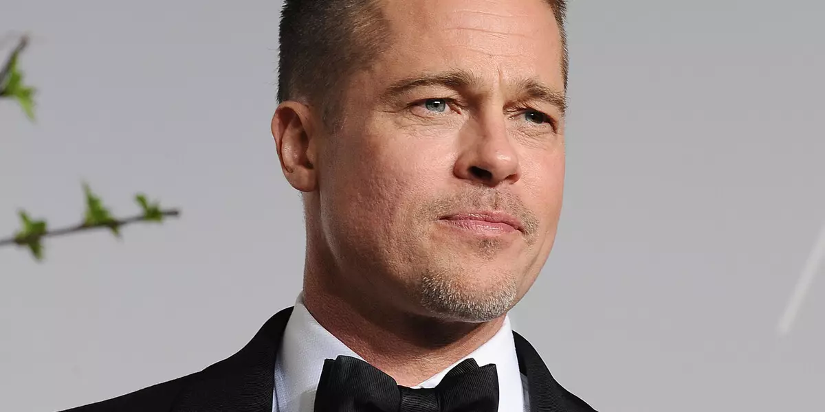 Brad Pitt estas deprimita pro eksgeedziĝo kun Angelina Jolie