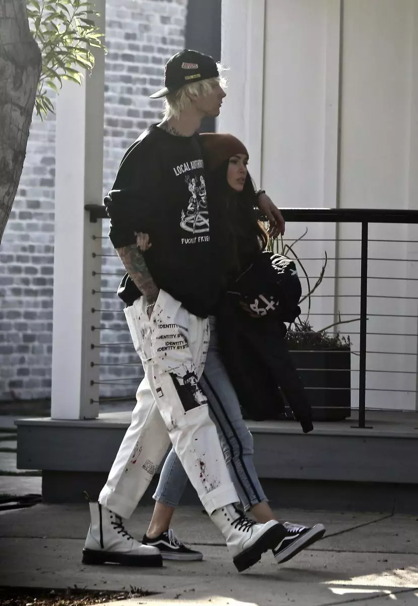 Foto: Megan Fox menikmati berjalan kaki dengan teman lelaki selepas drama dengan bekas suami 159066_2