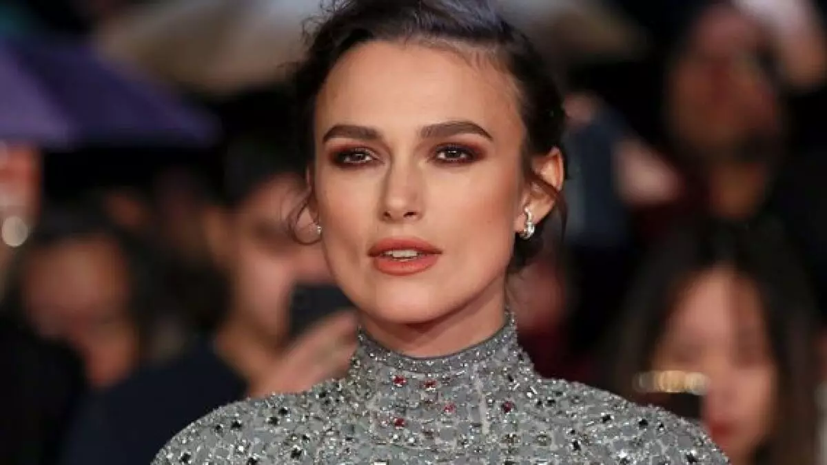 Bila femînîst mezin bibe: Keira Knightley keça qedexe dike ku kartolên li ser princesses temaşe bike