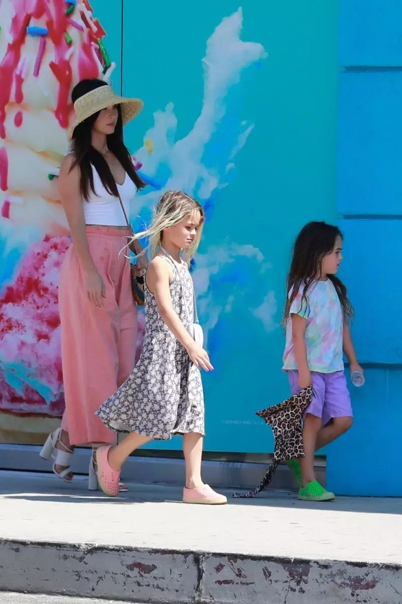 Di jejak, Charlize Theron: Megan Fox mengenakan putranya dalam gaun untuk berjalan-jalan di Los Angeles 159121_1