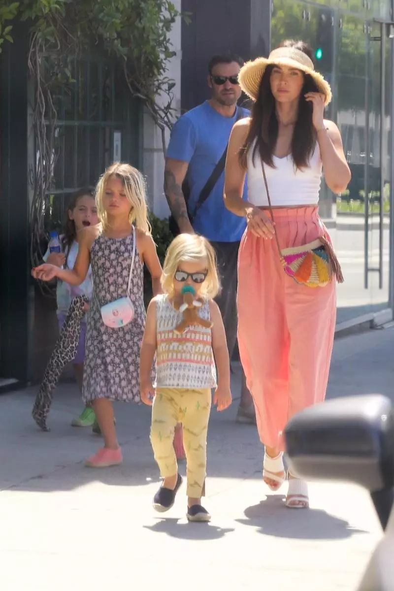 Nos passos, Charlize Theron: Megan Fox vestiu seu filho em um vestido para uma caminhada em Los Angeles 159121_3