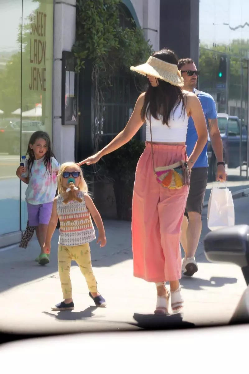 Nos passos, Charlize Theron: Megan Fox vestiu seu filho em um vestido para uma caminhada em Los Angeles 159121_4