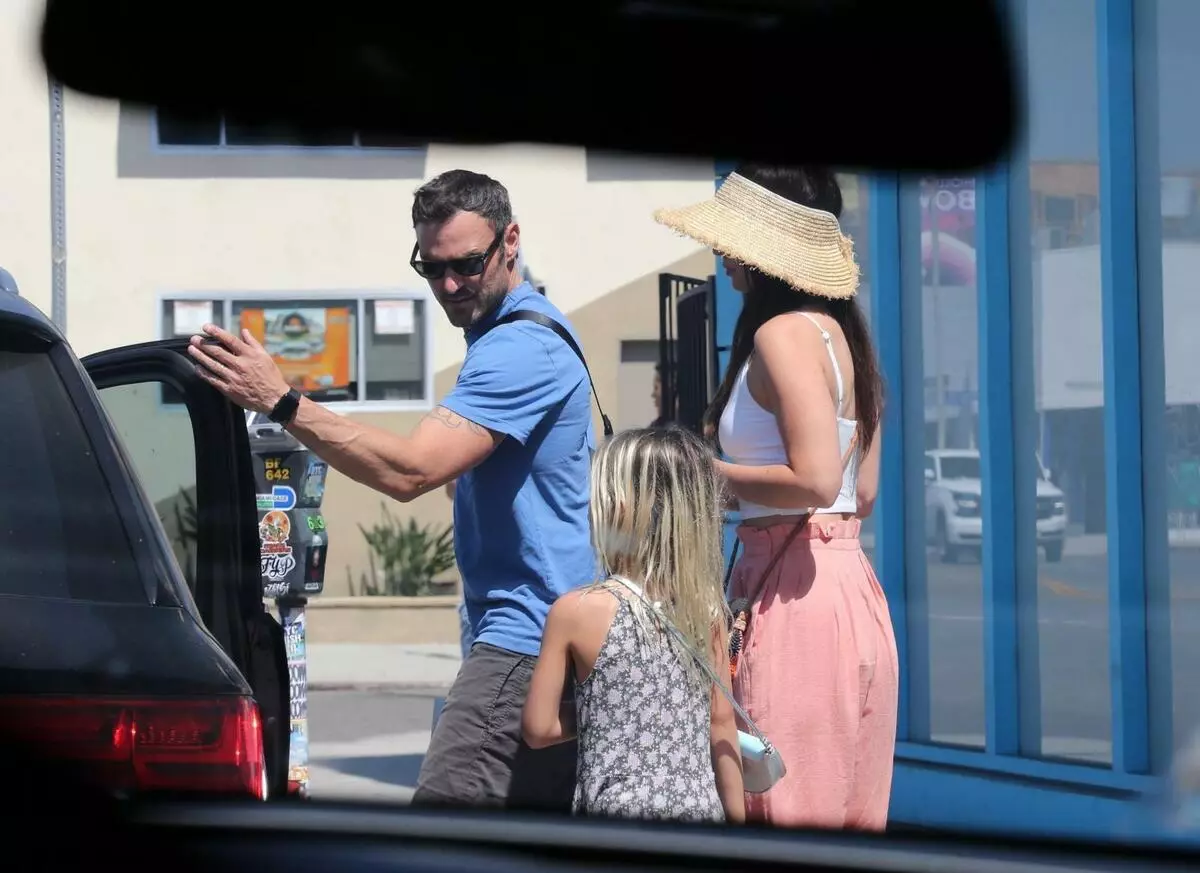Dina tapak suku, Charled Iklon: Megan Fox anu diasah putra di pakéan kanggo jalan-jalan di Los Angeles 159121_6