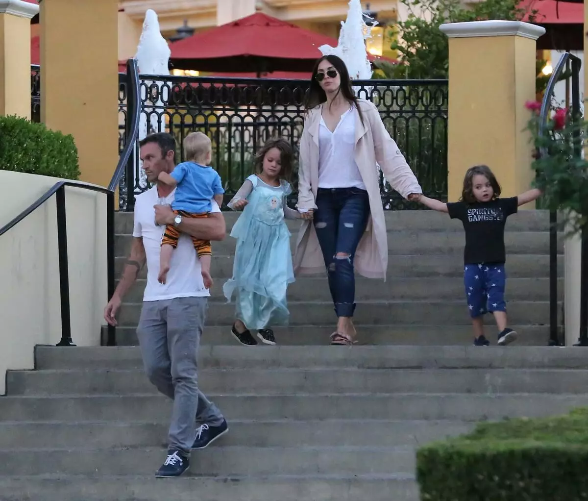 V stopách, Charlize Theron: Megan Fox oblečený svého syna na šaty na procházku v Los Angeles 159121_7