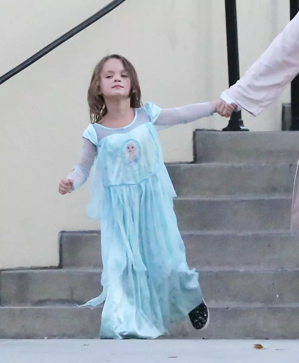 V stopách, Charlize Theron: Megan Fox oblečený svého syna na šaty na procházku v Los Angeles 159121_9