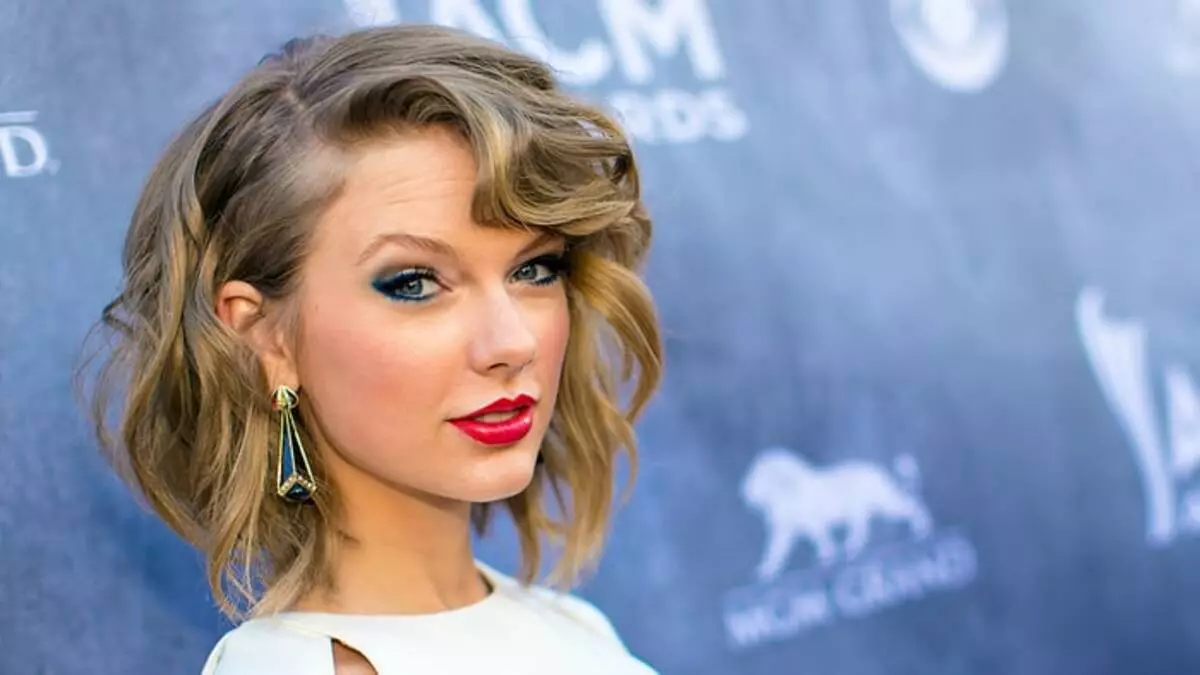 Abalandeli beTaylor Swift basola umculi ngokuhaha