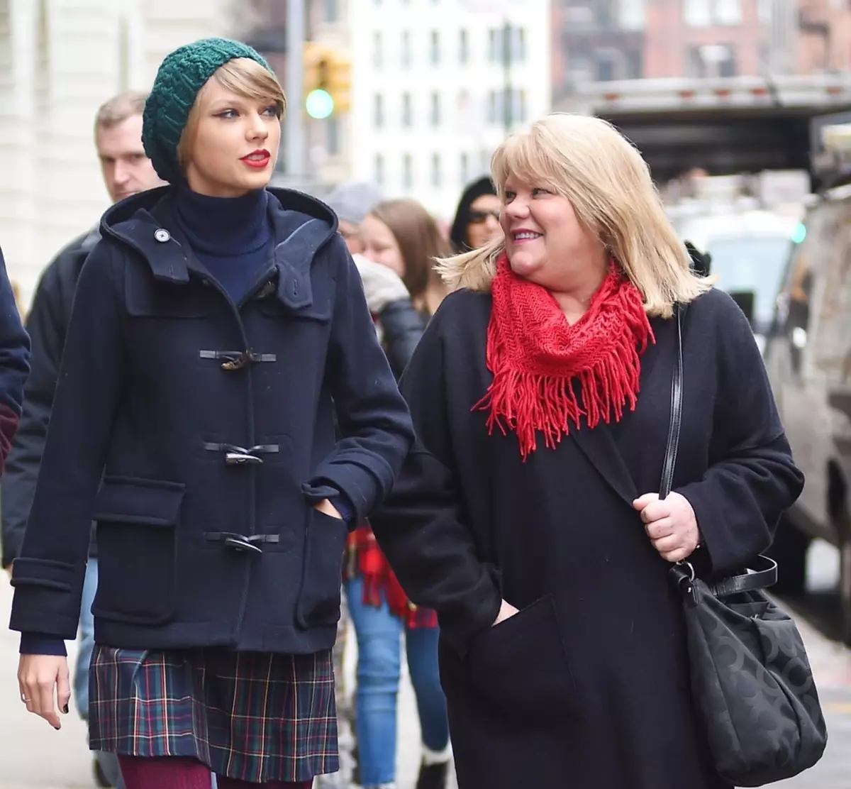 Mom Taylor Swift e fumanoe e le mofets'e