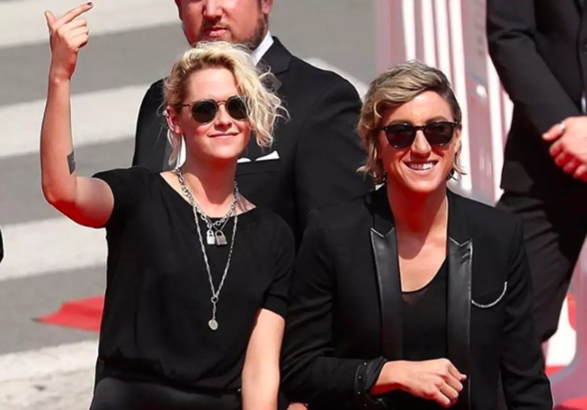 Chuaigh Kristen Stewart isteach go poiblí ar ghrá Alicia Kargail