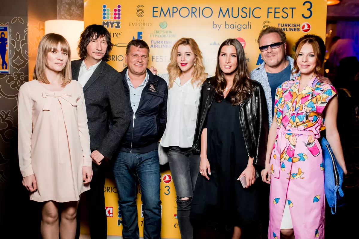 Vladimir Presnyakov laulaa duettia finalistisen Emporio Music Festin kanssa