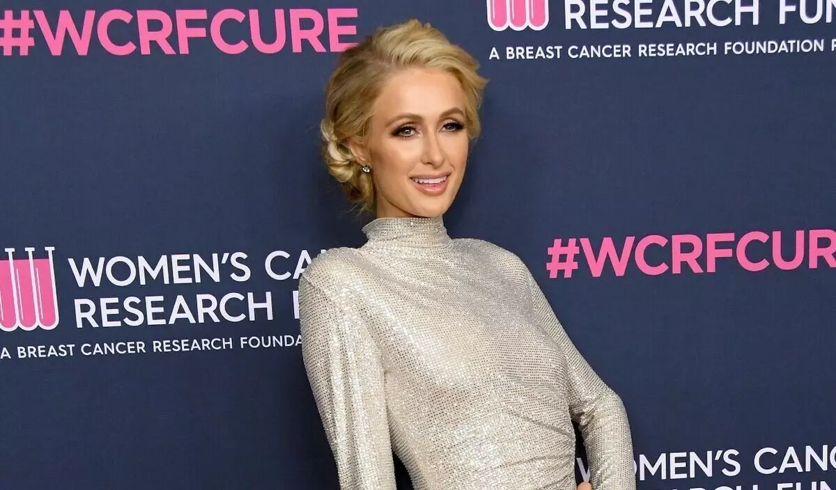 "Hancurkan dinding yang aku didirikan": Paris Hilton dengan penuh semangat mengucapkan selamat kepada pacarnya di peringatan