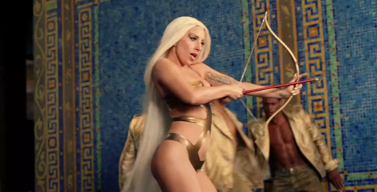 Lady Gaga minangka cemlorot ing kolam renang nalika garing garing ing California