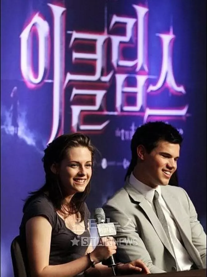 Kristen Stewart Admires Taylor Lautner