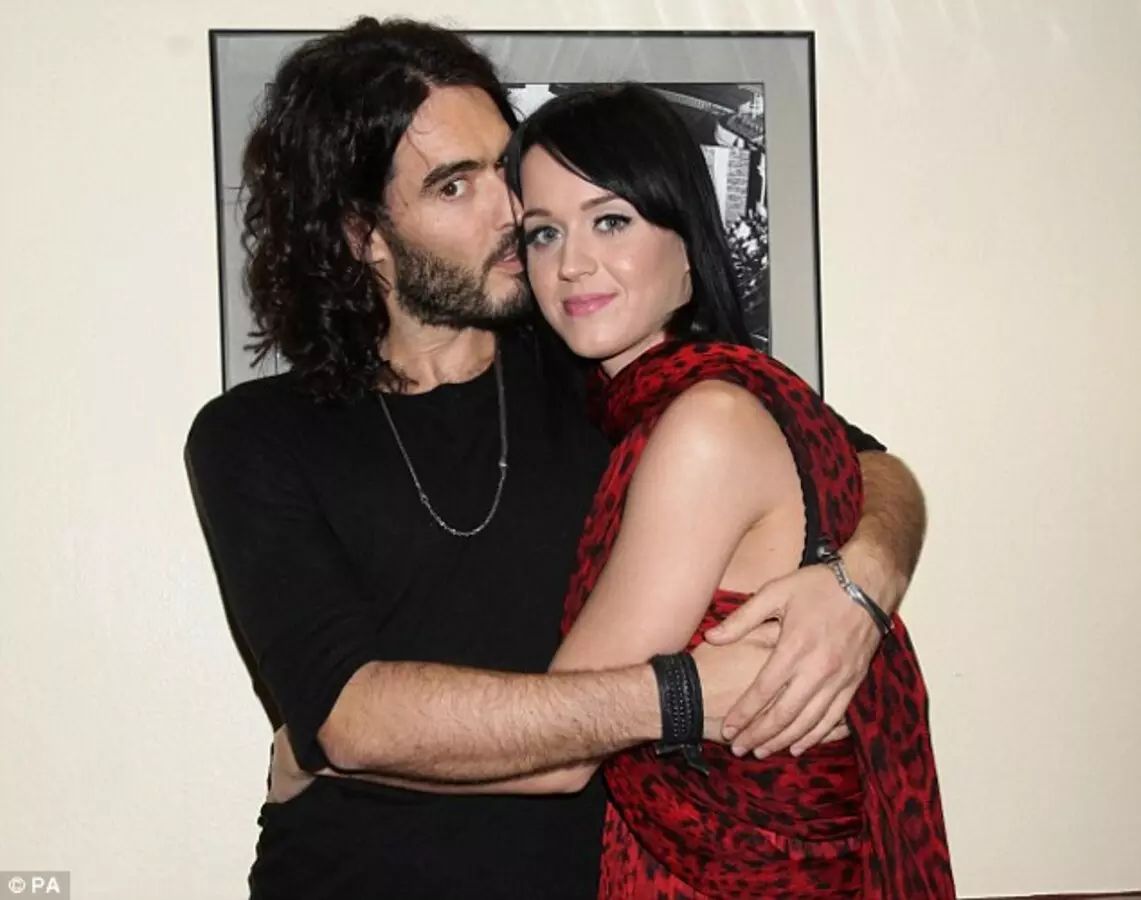 Katy Perry og Russell vörumerki giftist á laugardag