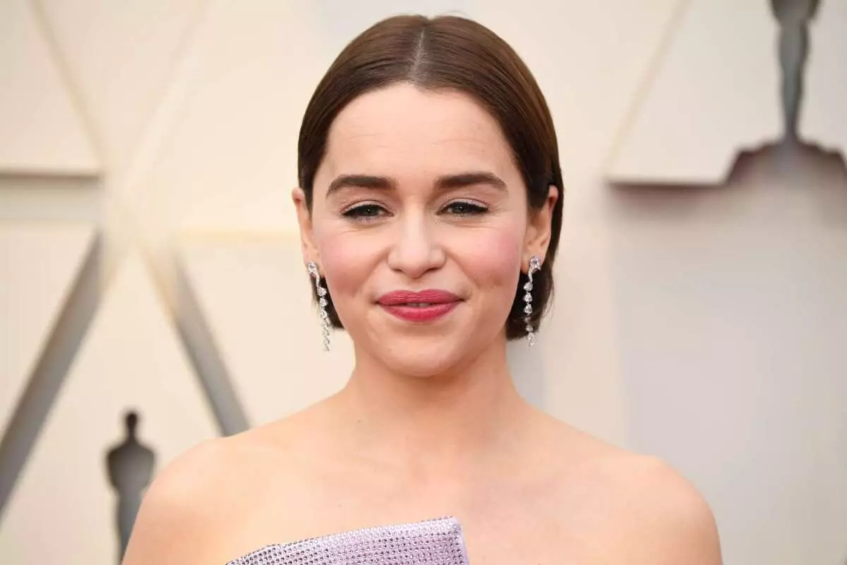 Estrela "Jogos de Thrones" Emilia Clark agradeceu aos médicos que salvaram sua vida