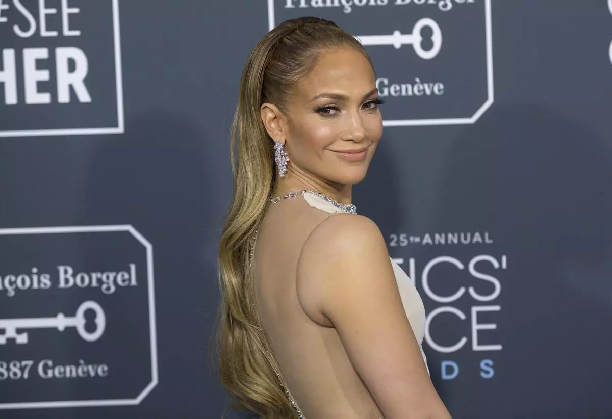 "Tons na Botox": Jennifer Lopez ya zargi cin zarafin "raunin da ya faru"