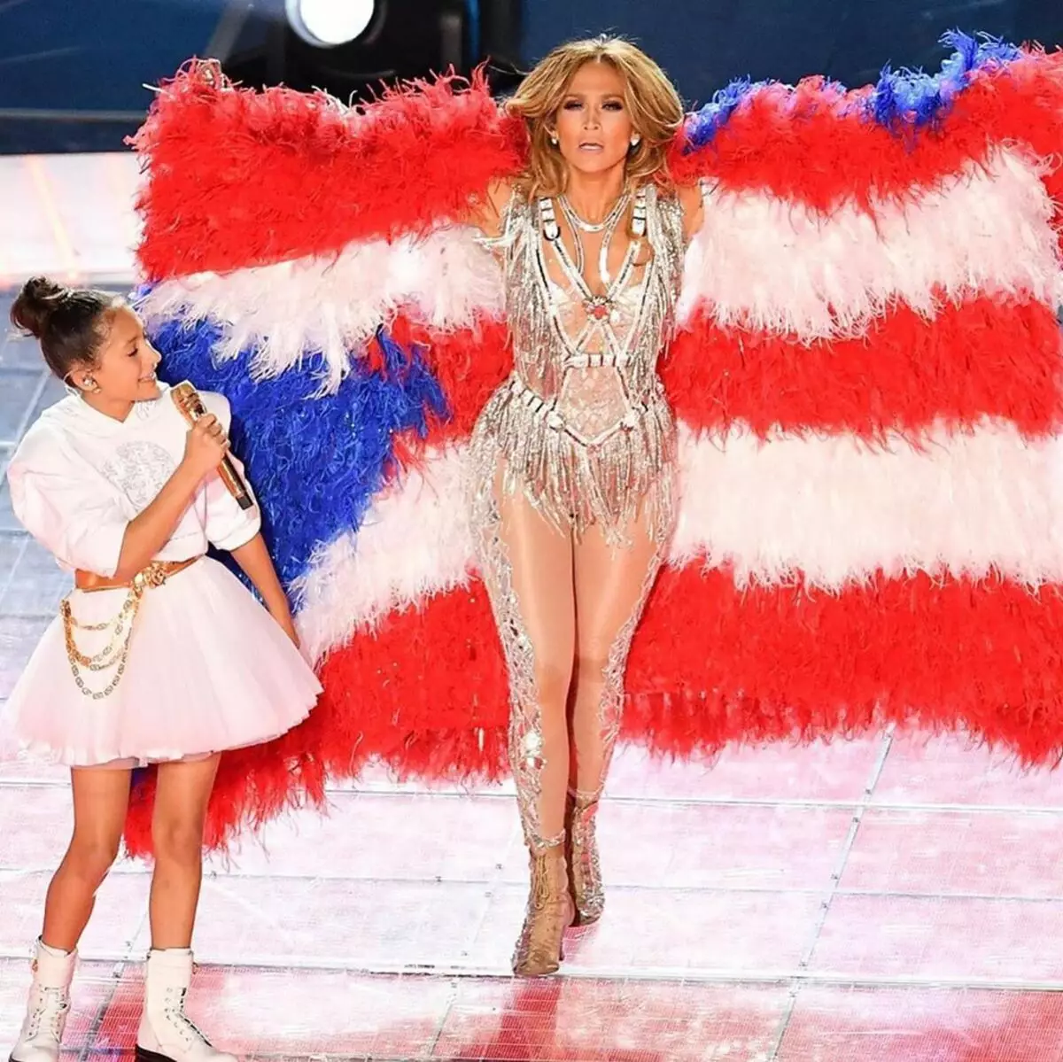 Jennifer Lopez t'ap chante ak 11-ane-fin vye granmoun pitit fi Emma sou sèn nan Super Bowl 2020 166274_4