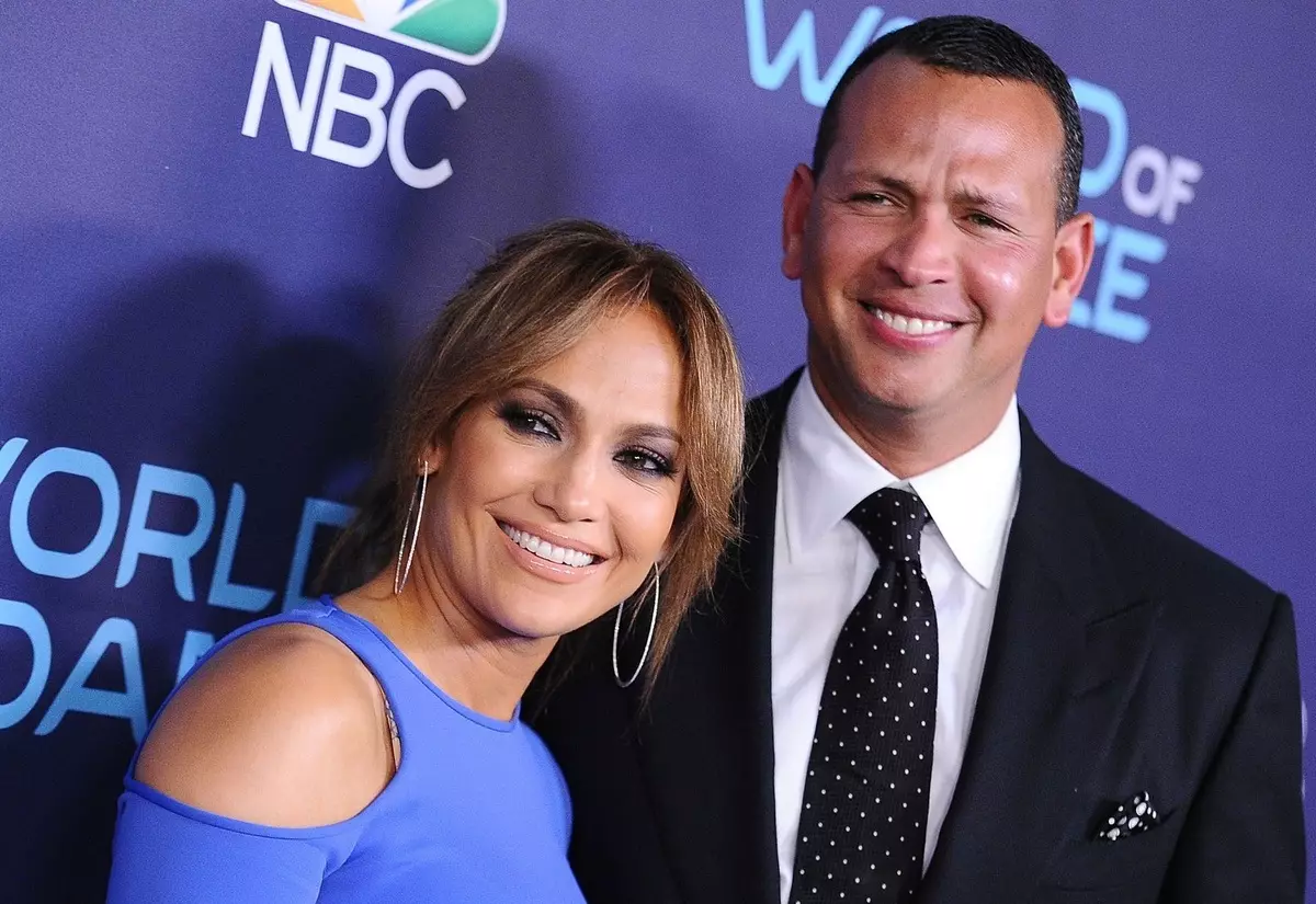 Jennifer Lopez annoncerede engagementet og pralede en luksuriøs ring til en million dollars
