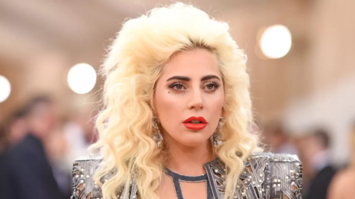 Lady Gaga ha pubblicato in pubblico senza biancheria intima