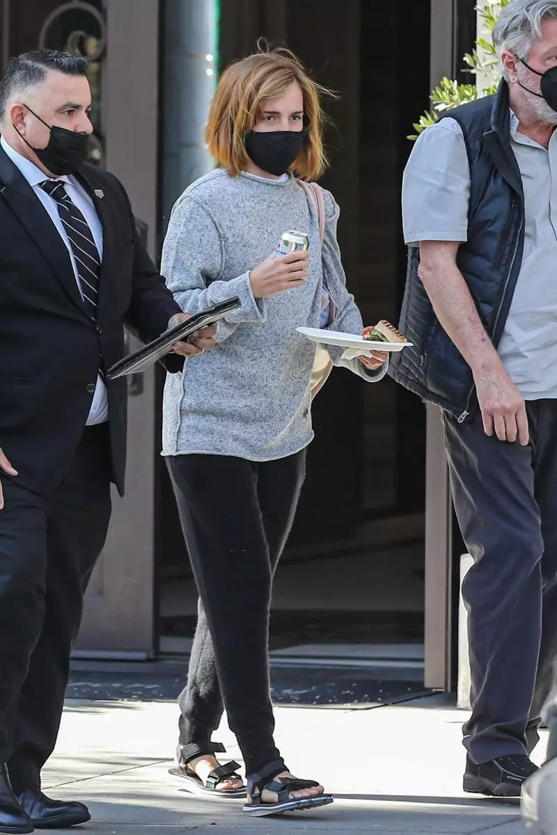 Fotó: Emma Watson a pletykák után a pályafutás befejezéséről a stúdióból való kilépéskor található