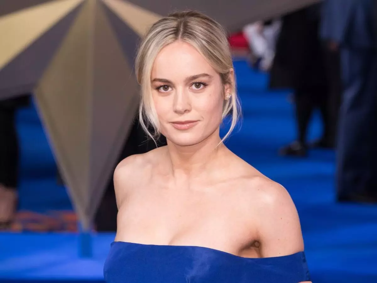 Brie Larson sendiri memilih imej Kapten Marvel, yang mengkritik peminat