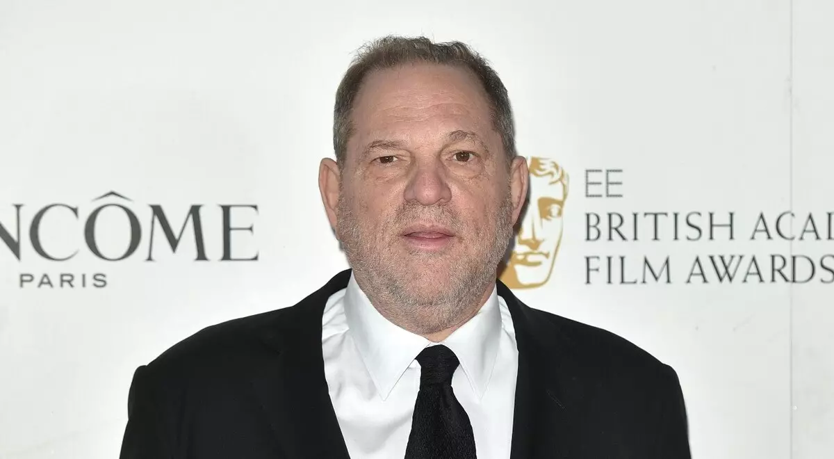 Harvey Weinstein ferlear syn tosken en lân yn 'e finzenis