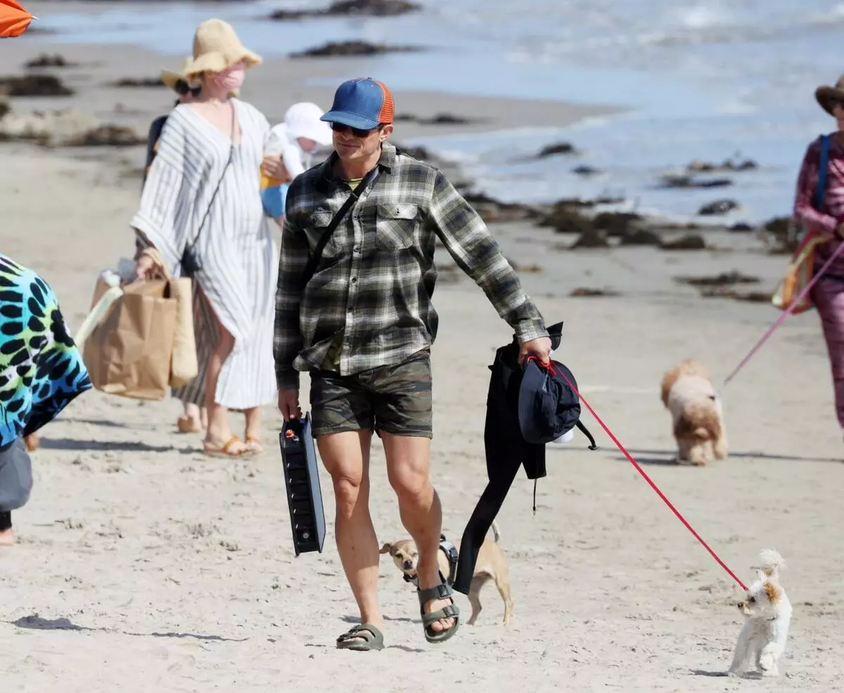 Photo: Orlando Bloom et Katy Perry reposaient avec une fille sur la plage 18169_2