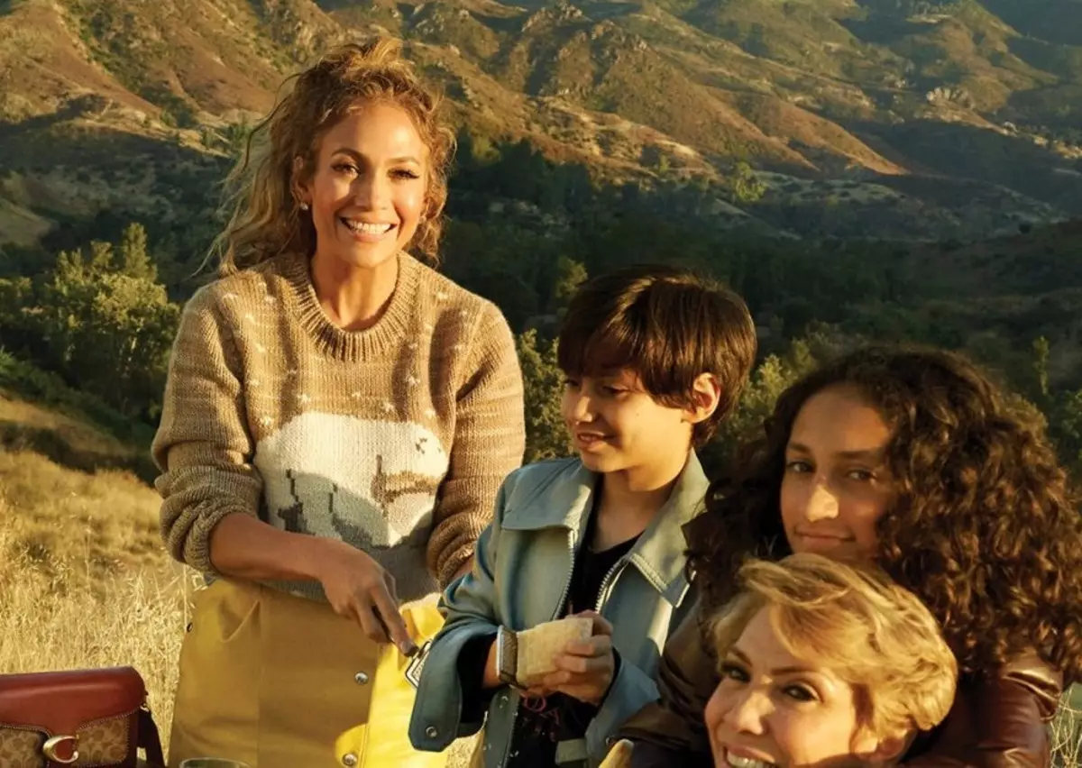 Jennifer Lopez, sammen med mor og børn, stjernede i familie reklame træner