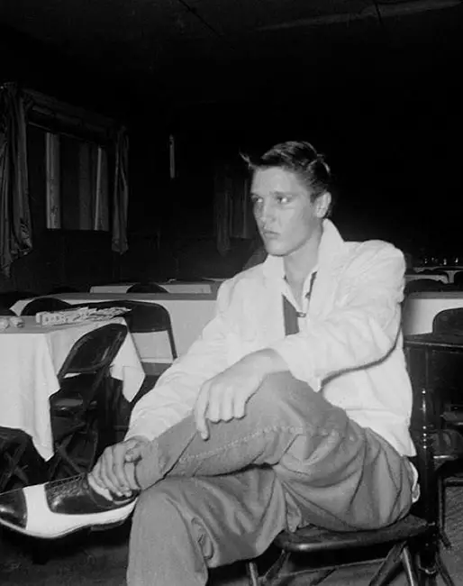 Për 85 vjetorin e Elvis Presley: tiparet e veshjes së këpucëve të muzikantit legjendar 18320_4