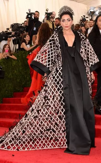 Lady Gaga Style Evolution: Fra kjoler fra kjøtt til diamanter for 30 millioner dollar 18533_11