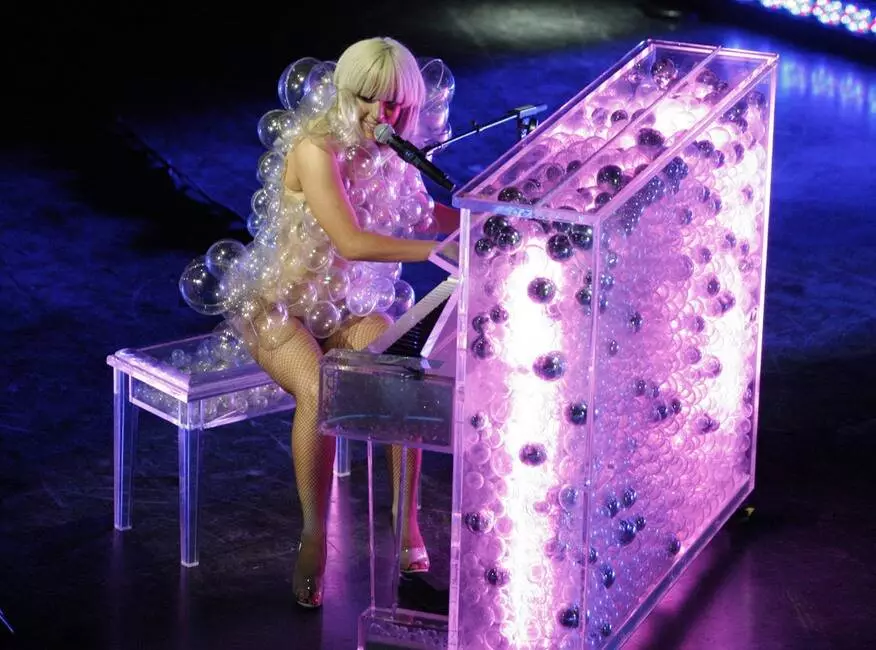 Evolution Lady Gaga-styl: fan jurken fan fleis nei diamanten foar diamanten foar 30 miljoen dollar 18533_3