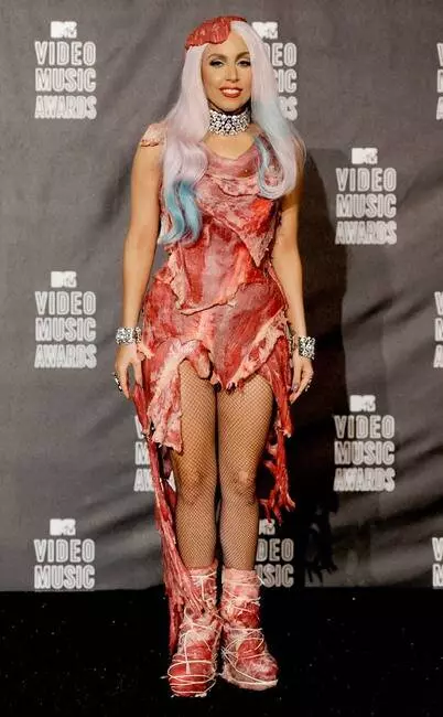 Lady Gaga stiliaus evoliucija: nuo suknelių iš mėsos iki deimantų 30 milijonų dolerių 18533_6