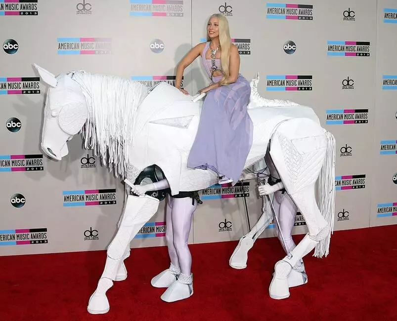 Evolution Lady Gaga-styl: fan jurken fan fleis nei diamanten foar diamanten foar 30 miljoen dollar 18533_8