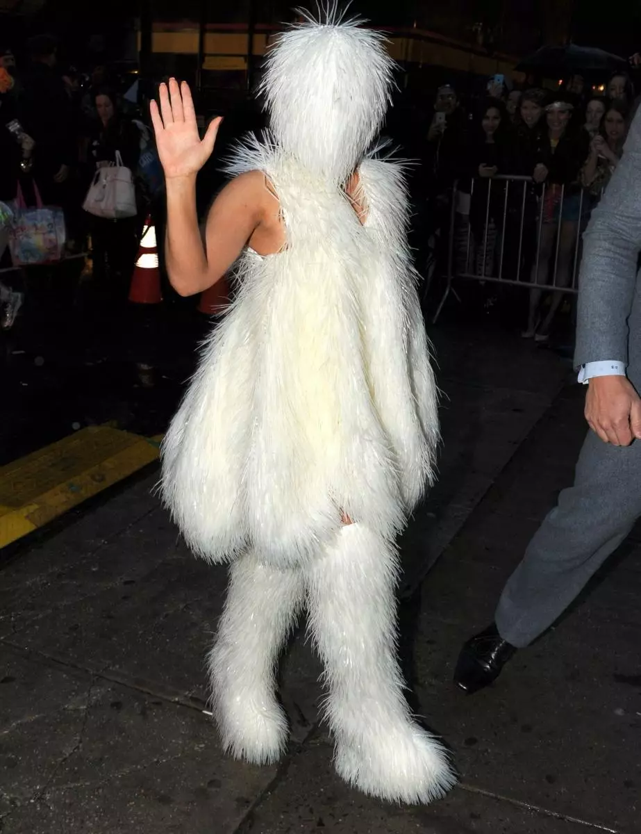 Lady Gaga stiliaus evoliucija: nuo suknelių iš mėsos iki deimantų 30 milijonų dolerių 18533_9