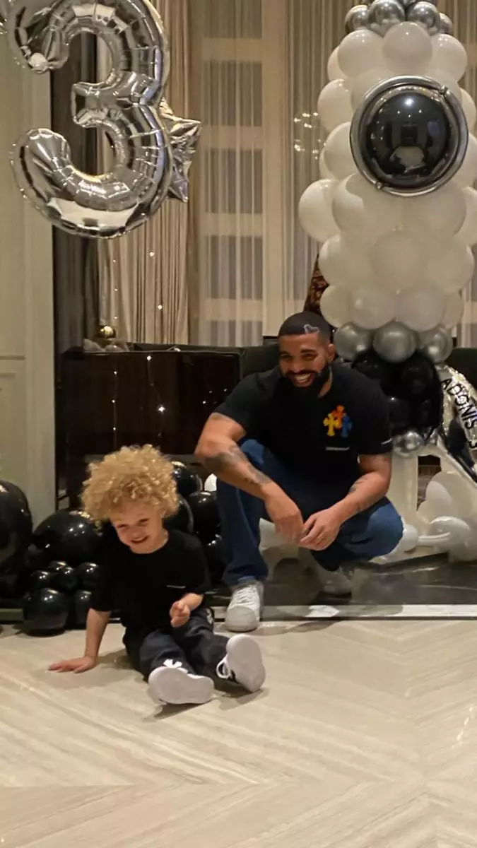Drake üç yaşlı oğlunu qeyd etdi və tətildən fotoları paylaşdı