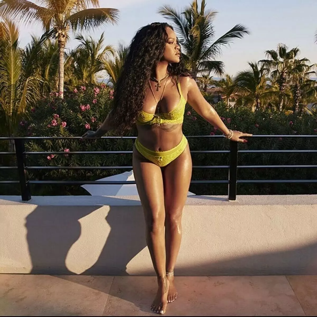 Rihanna mburrej një figurë në një sesion foto të reklamave të brendshme 18778_4