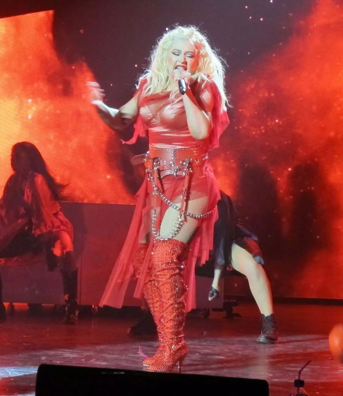 En upplopp av färger: Christina Aguilera på en musikhow i Las Vegas 18800_4