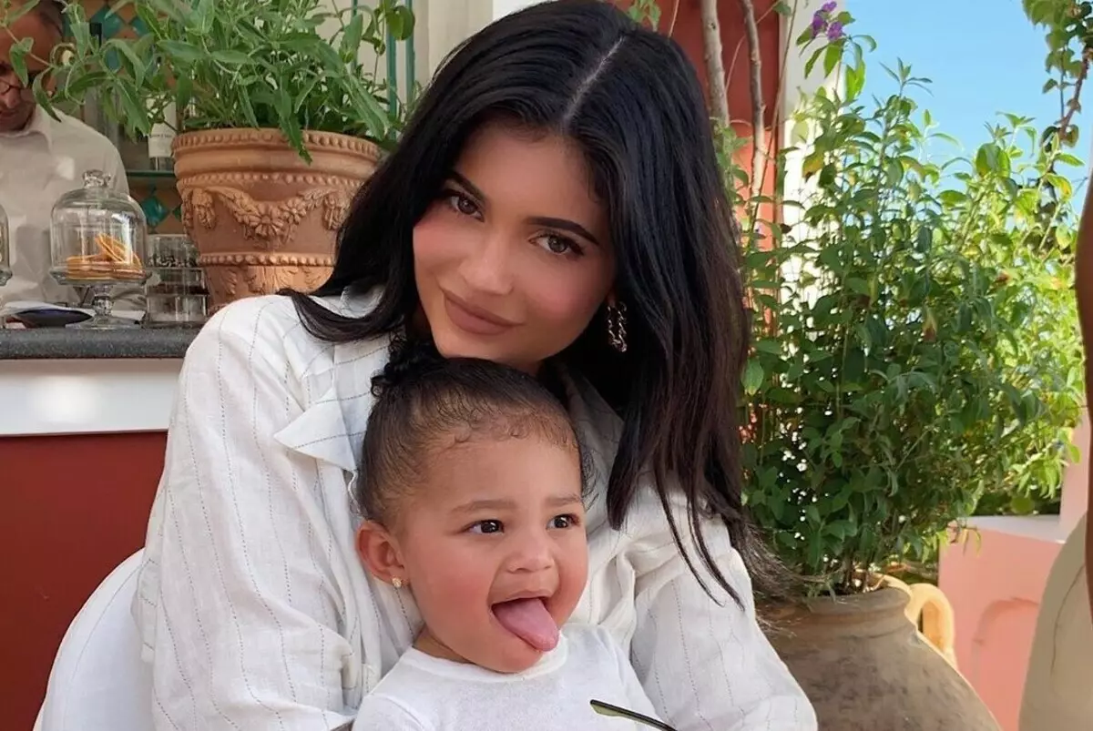 "Μην φοβάστε, μαμά": Kylie Jenner λιώσει τους οπαδούς της καρδιάς βίντεο με την θύελλα της κόρης της