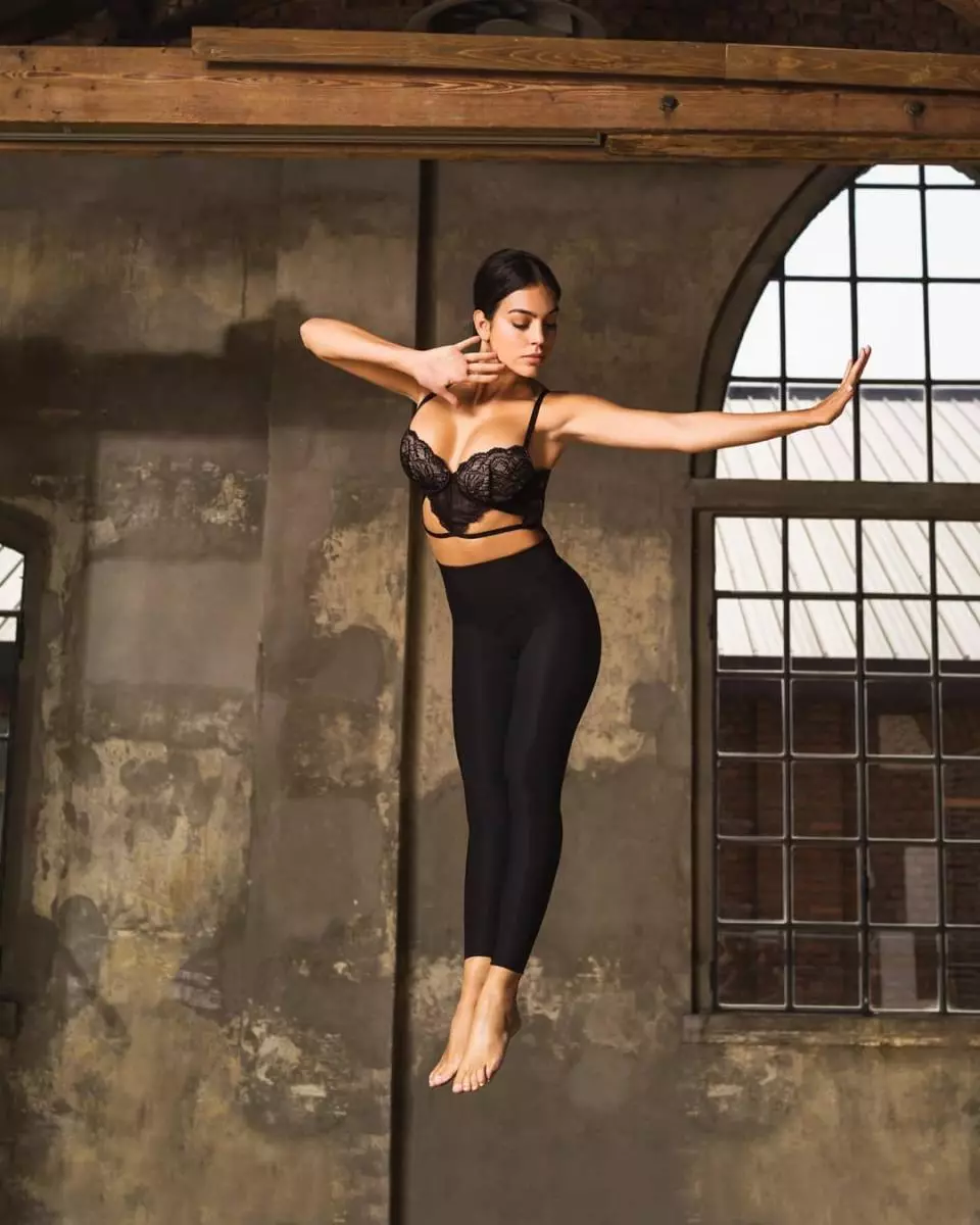 Девојка Кристијано Роналдо Георгина Родригез глуми во рекламирање долна облека