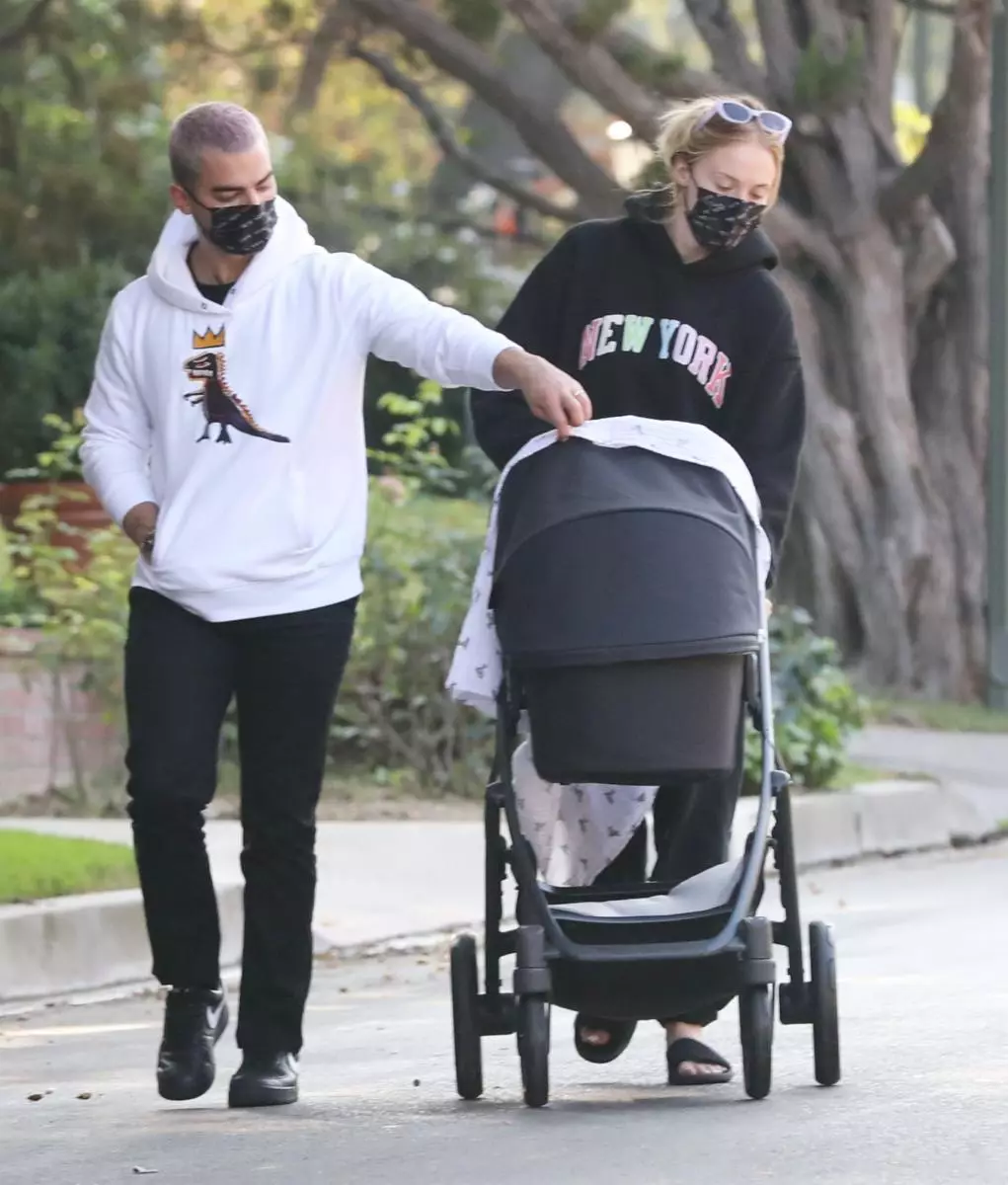 Photo: Sophie Turner and Joe Jonas captured on a walk with daughter 19250_1