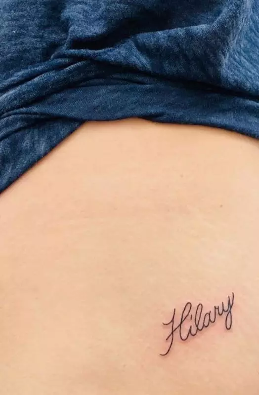 Burri i Helicari Duff grumbulloi një tatuazh me emrin e saj në pjesën e papritur të trupit 19420_1