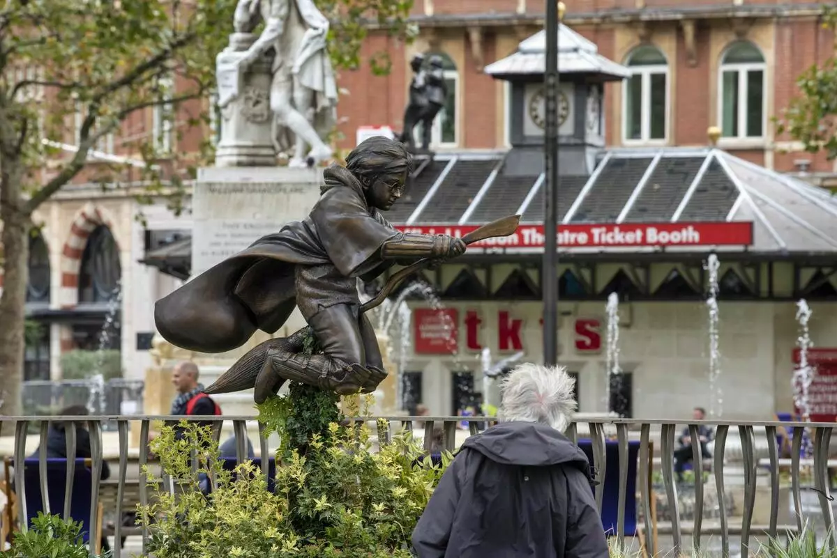लंडनमध्ये हॅरी पॉटरची मूर्ति स्थापित, केविदिच खेळत आहे 19548_1