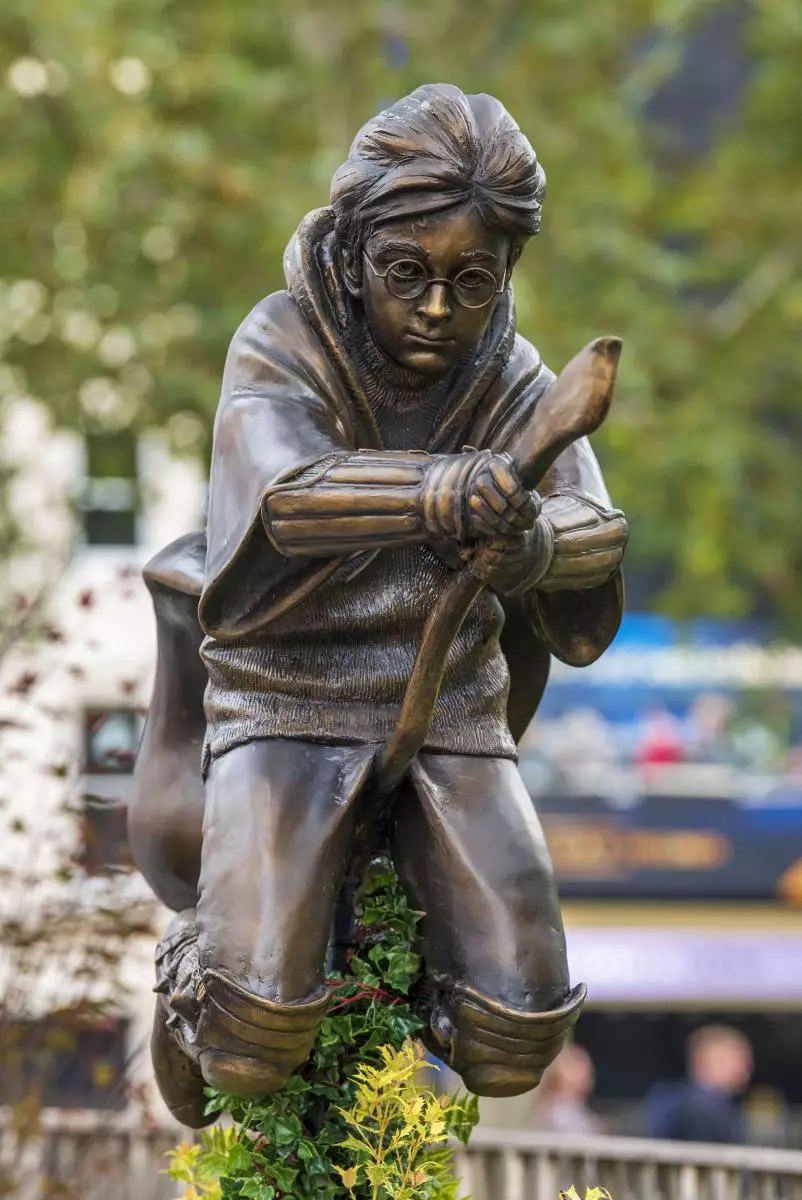 Në Londër, instaluar statujën e Harry Potter, duke luajtur Kviddich 19548_2